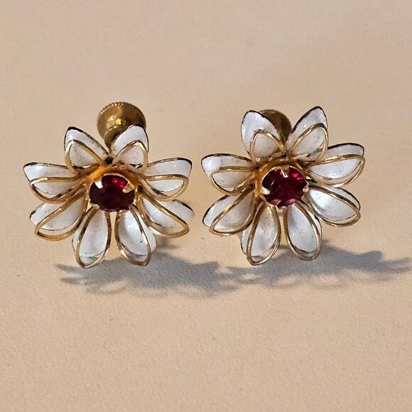 Vintage Bugbee & Nile White Floral & Gold Screwback Earrings - Picture 5 of 6